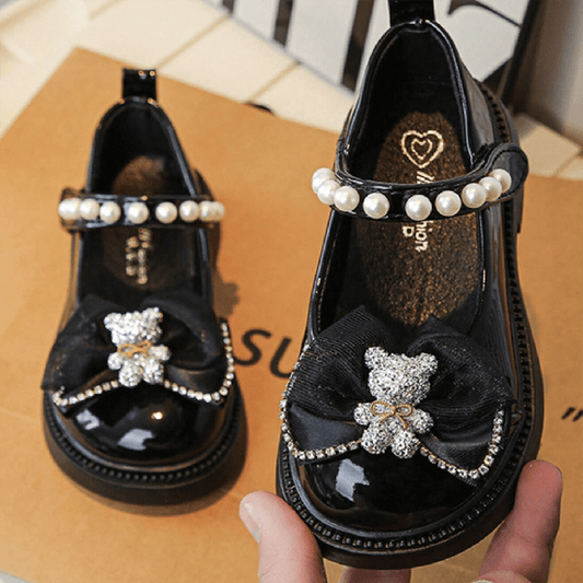 Svētku kurpes meitenei, lakādas, melnas - ar dekoratīvu lācīti, pērlītēm - Bazilio